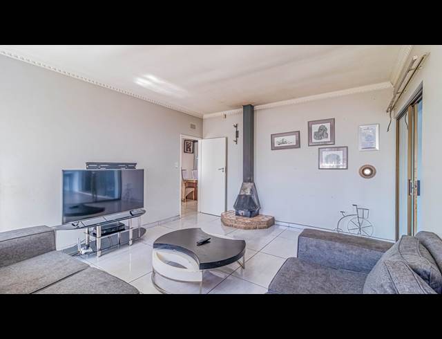 6 BEDROOM HOUSE FOR SALE IN ROBIN HILLS